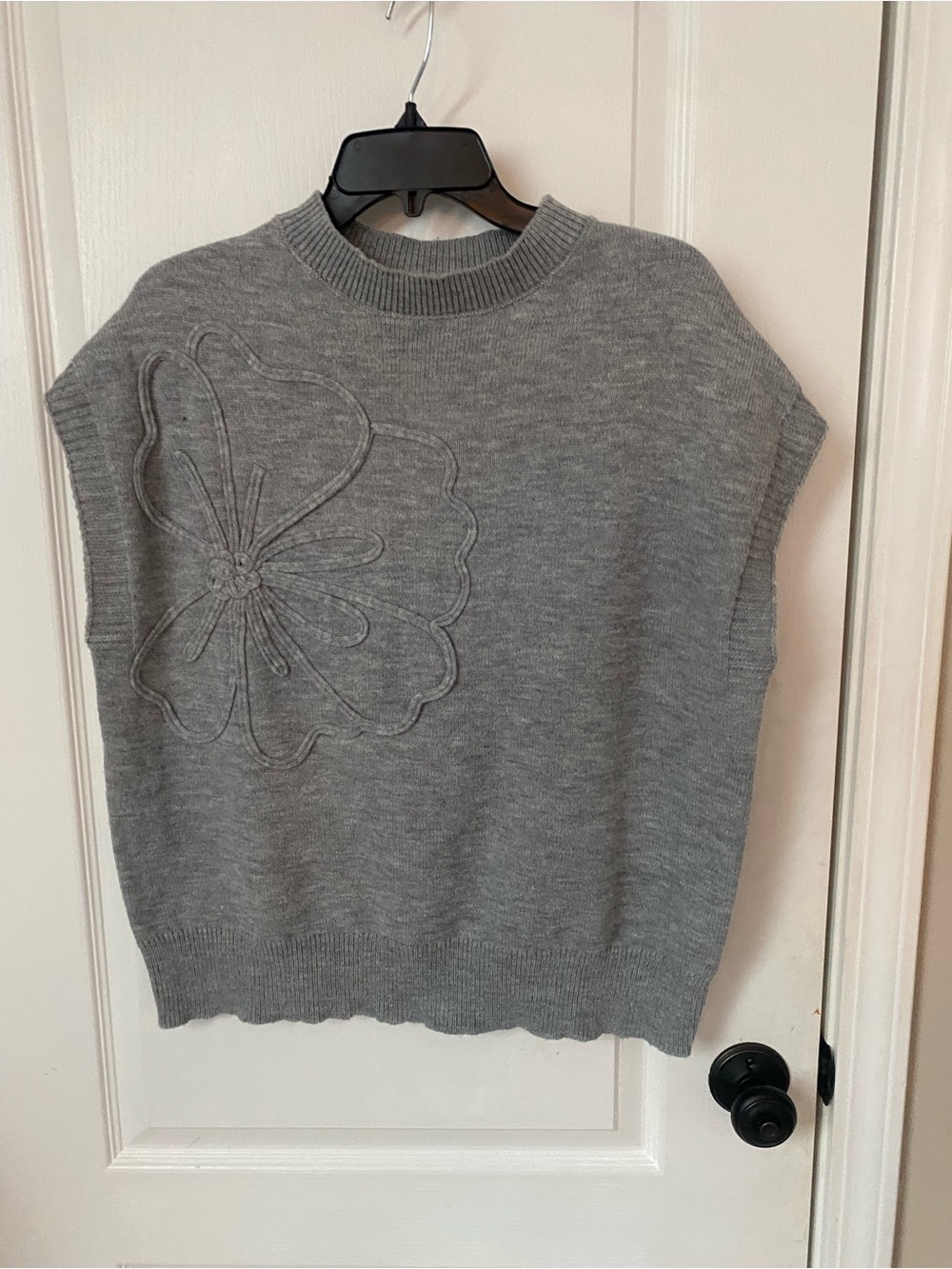 Sleeveless Floral-Knit Crewneck Sweater Vest in Gray